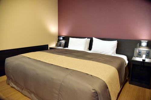 a bedroom with a large bed in a room at Arima Onsen Taketoritei Maruyama in Kobe