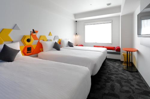 Postel nebo postele na pokoji v ubytování ibis Styles Tokyo Bay