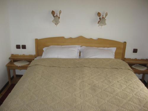 Un pat sau paturi într-o cameră la Sava Cupetsa Guest House