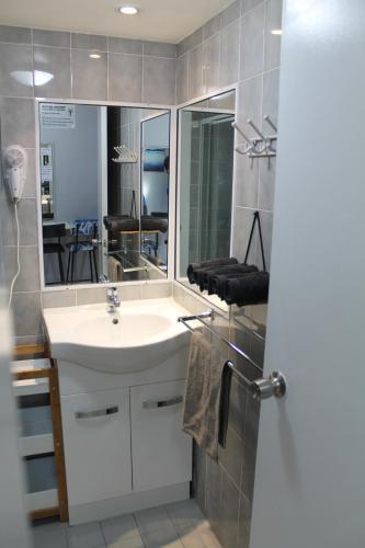 Koupelna v ubytování Limassol Motel