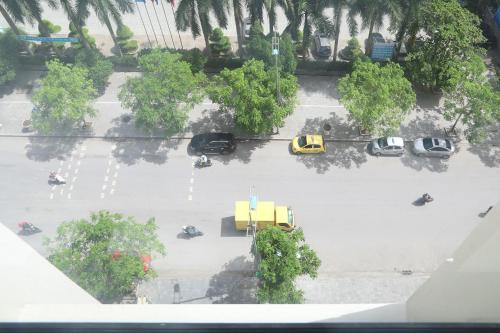 an overhead view of a parking lot with cars parked at Dai Viet Hotel in Thanh Hóa