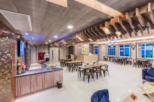 素叻Evergreen Suite Hotel的一间有桌椅的餐厅