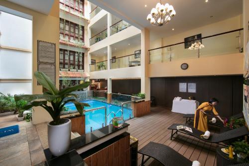 Swimmingpoolen hos eller tæt på Hanoi Nostalgia Hotel & Spa
