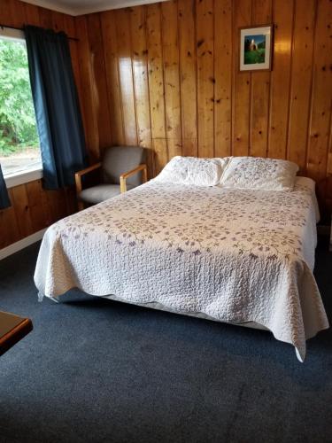 Un pat sau paturi într-o cameră la Little River Motel Saint Regis