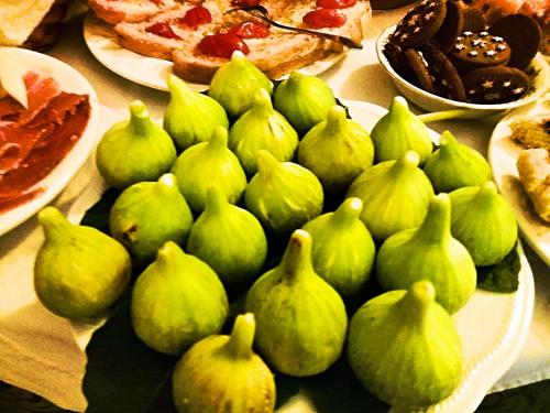 a group of green pears sitting on top of a table at Agriturismo Colleverde Capalbio in Capalbio