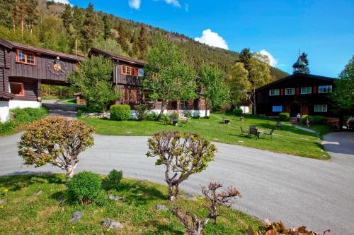 un gran edificio con una montaña en el fondo en Elveseter Hotell, en Boverdalen