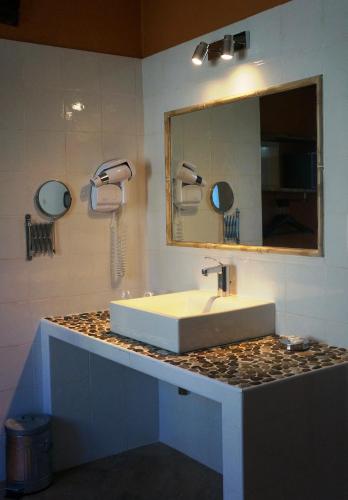 Bilik mandi di Hotel Le Saint Jean