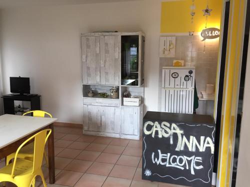 uma cozinha com uma mesa e um frigorífico em Casa Anna em Montesilvano