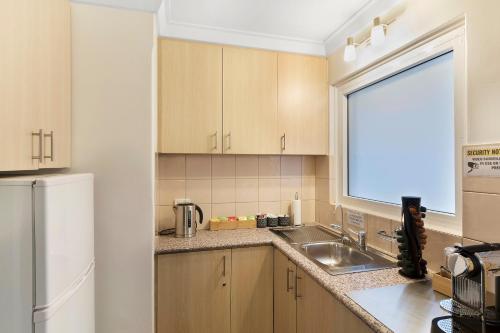 Cucina o angolo cottura di The Peninsula Riverside Serviced Apartments