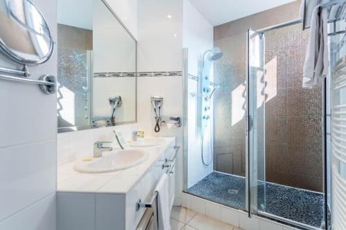y baño con lavabo y ducha. en Hotel Villa Des Anges en Grimaud