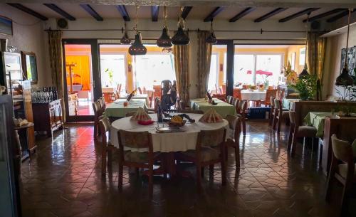 a restaurant with tables and chairs in a room at Weinhaus Burg-Schneider in Reil