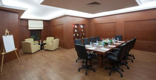 a conference room with a long table and chairs at Palan Ski & Convention Resort Hotel in Erzurum