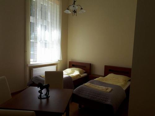 Ένα ή περισσότερα κρεβάτια σε δωμάτιο στο Stado Ogierów Sieraków