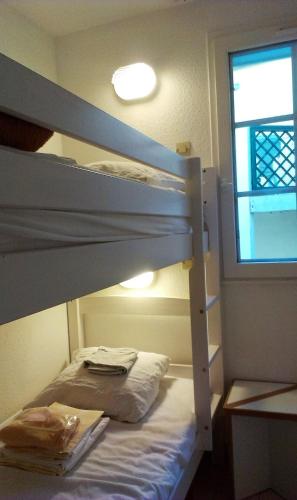 a bunk bed in a room with a window at Appartement Figure de proue, près Les Sables d Olonne, Talmont saint Hilaire in Talmont