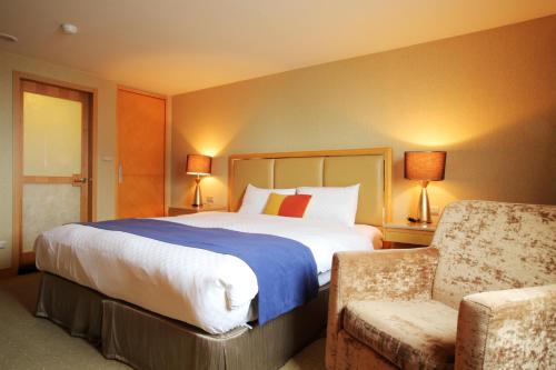 Una cama o camas en una habitación de 晶樺商務飯店 鄰近羅東車站