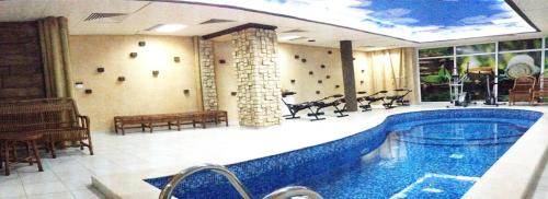 duży basen w pokoju hotelowym w obiekcie Ambaritsa Hotel w mieście Gorna Orjachowica