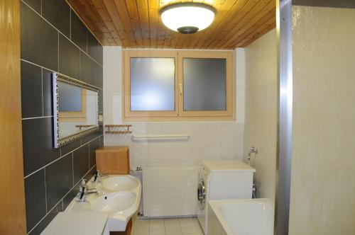 Ferienwohnung Grabner في هيرماغور: حمام مع حوض ومرحاض