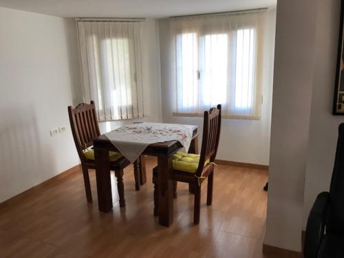 uma sala de jantar com uma mesa e duas cadeiras em Miriam Short Term Rental na Nazaré