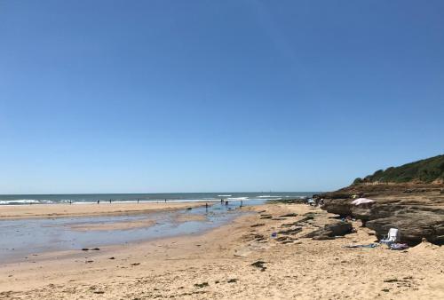 a beach with the ocean in the background at Appartement Figure de proue, près Les Sables d Olonne, Talmont saint Hilaire in Talmont