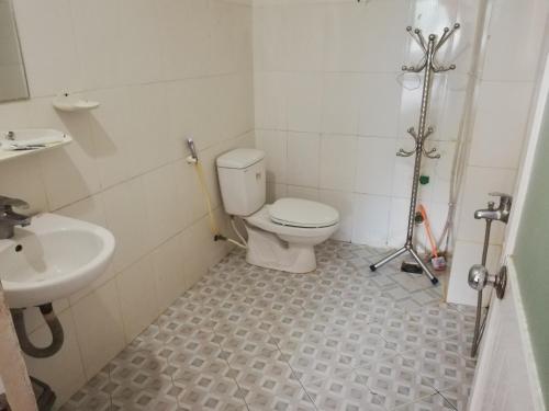 a bathroom with a toilet and a sink at Ngoc Phung Guesthouse in Vung Tau