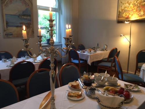 een eetkamer met een tafel met eten erop bij Gästehaus DER FÜRSTENBAU in Bad Rippoldsau-Schapbach
