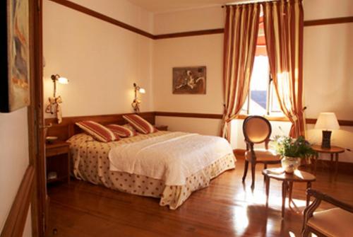 Un pat sau paturi într-o cameră la Grand Hôtel de France