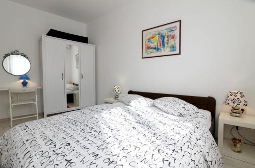 a bedroom with a bed with a white comforter at Nadia's house in Pićan