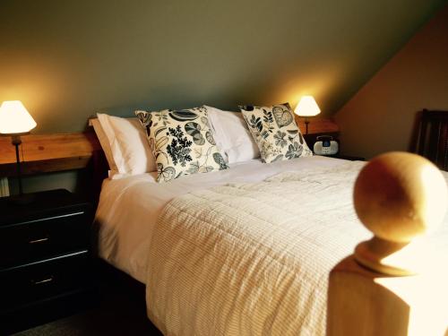 een slaapkamer met een bed met kussens erop bij The Blackboys Inn in Framfield