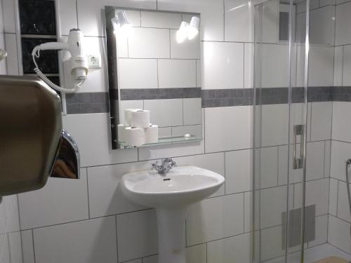 ein Bad mit einem Waschbecken und einem Spiegel in der Unterkunft Hostel Nature in Zambujeira do Mar