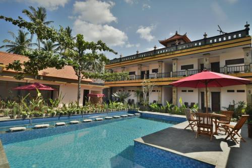 a hotel with a swimming pool and a resort at Saka Boutique Hotel in Nusa Penida