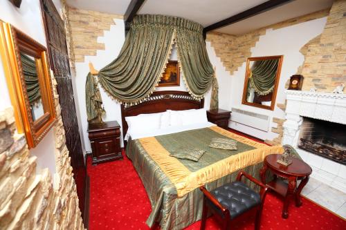 Un pat sau paturi într-o cameră la Medzhybozhskiy Zamok