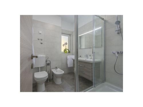 Ένα μπάνιο στο Villa Romi M