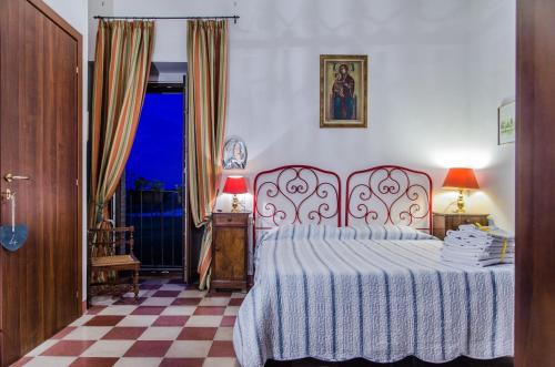 a bedroom with a bed and a checked floor at Country Relais La Torretta Baronale in San Giorgio Montagna