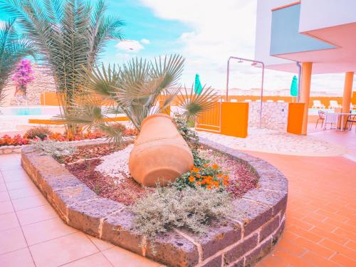 un giardino con un grande letto fiorito in un resort di Hotel Acquario a Campomarino