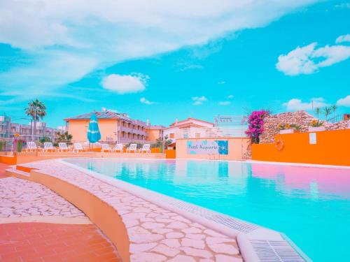 una piscina de agua azul en un complejo en Hotel Acquario, en Campomarino