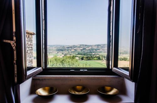 a window with two gold bowls in front of it at Country Relais La Torretta Baronale in San Giorgio Montagna