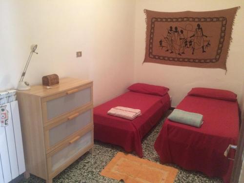 TursiにあるCasa Vacanze Tursiのベッド2台とドレッサーが備わる小さな客室です。