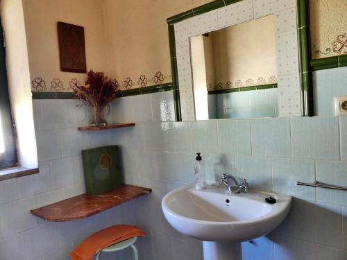 a bathroom with a sink and a mirror at Casa Zambrana in Pinofranqueado