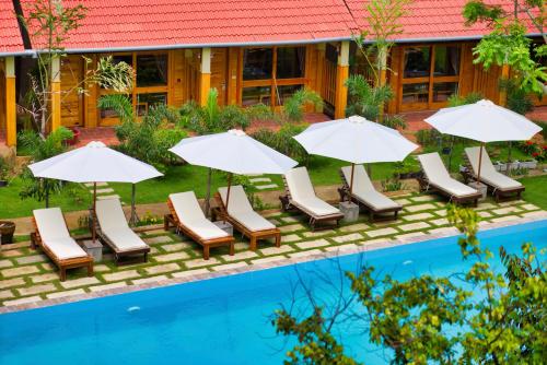Bazén v ubytování Azura Resort Phu Quoc nebo v jeho okolí