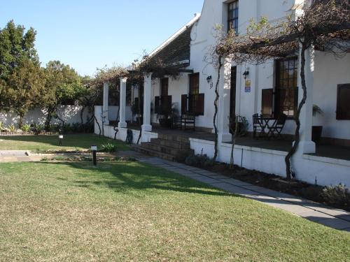 uma casa branca com um relvado à frente em Panorama Self Catering 2 em Panorama