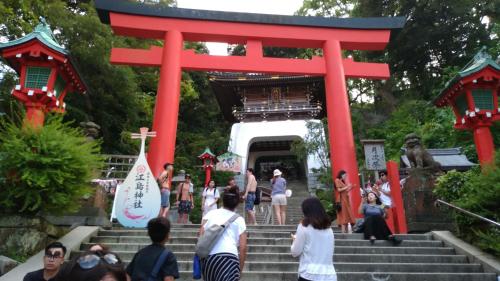 a red torii gate with people walking up the stairs at EMS Enoshima クラシックゲストハウス 寝室は個室 犬OK in Fujisawa