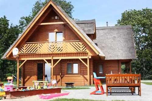 コウチェボにあるZakatek Malaの小さな木造家屋(前に遊び場あり)