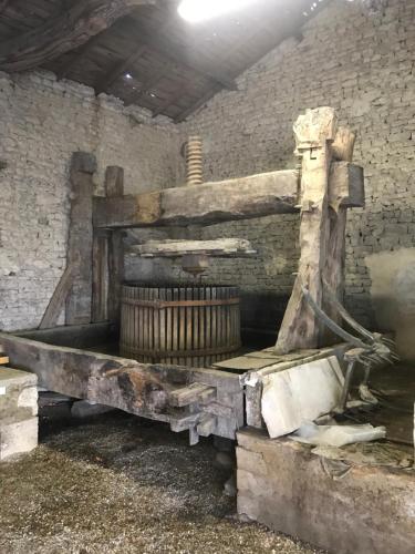a room with a wooden bench in a brick wall at La part des Anges in Fontenet