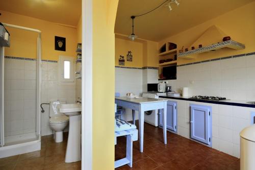 uma pequena cozinha com um lavatório e um WC em San Pedro em Cangas de Foz