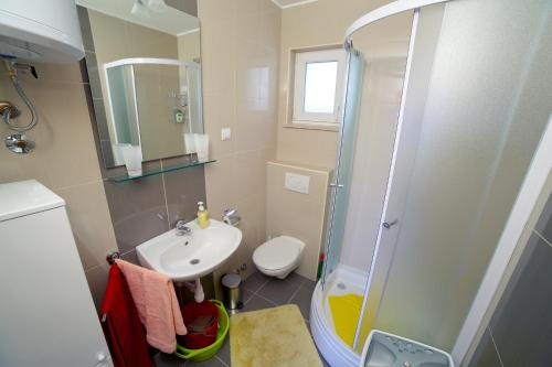 Ванна кімната в Apartments 1234