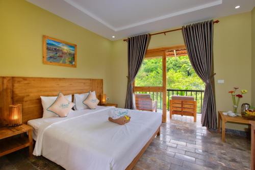Giường trong phòng chung tại Azura Resort