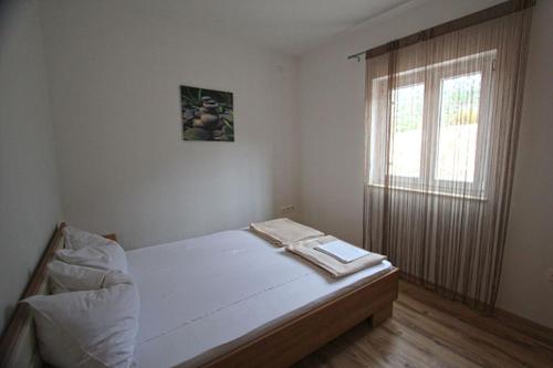 Postel nebo postele na pokoji v ubytování Apartment Camelia with pool and sea view