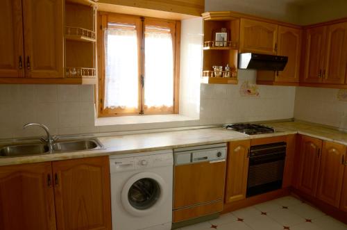 西古恩薩的住宿－Casa Rural ALCARREÑA，厨房配有水槽和洗衣机