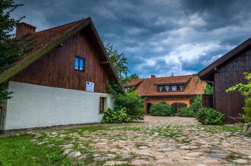 an image of a barn with a building at Siedlisko Błominko in Rzeck