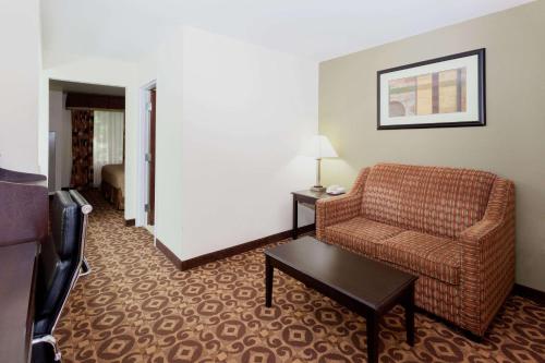 Super 8 by Wyndham Decatur/Dntn/Atlanta Area